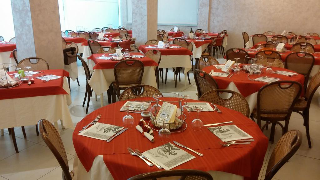 Hotel Rivazzurra Rimini Buitenkant foto